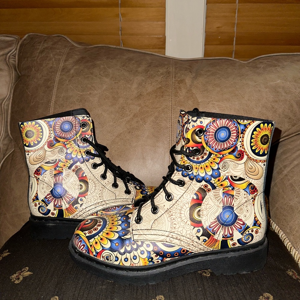 Yes we vibe! Hippie boots, worn once, size 9 woman’s size 7.5 men’s